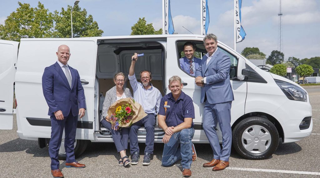 Uitreiking Ford bus aan prijswinnaar Vakwerk Awards