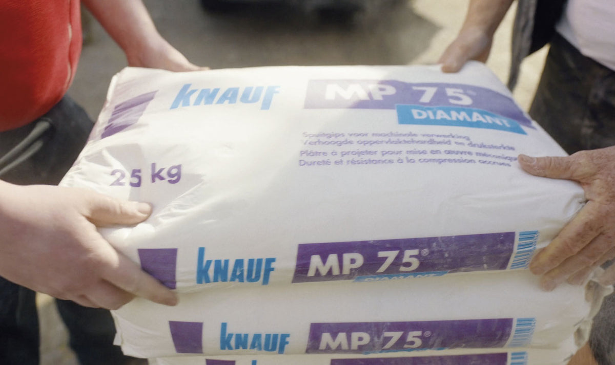 Zakken gips wordt verplaatst naar klus