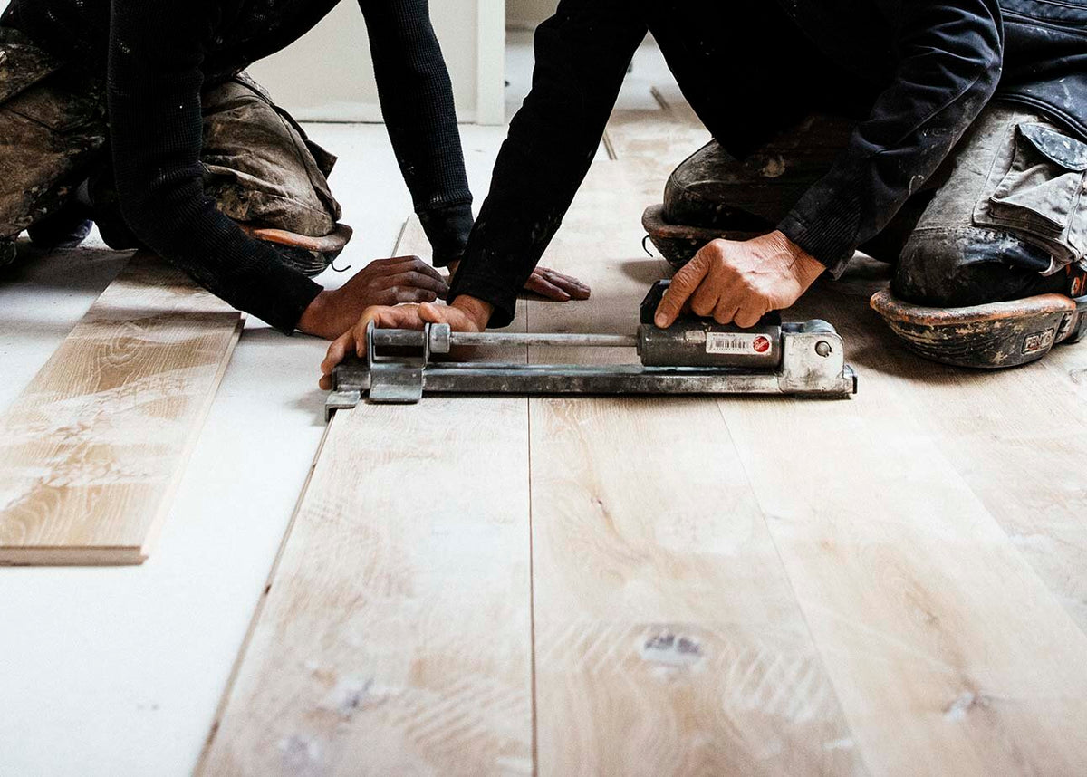 Vakmannen leggen houten vloer