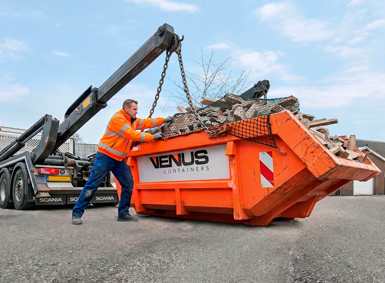 medewerker plaatst afdeknet over volle afvalcontainer
 - article 3