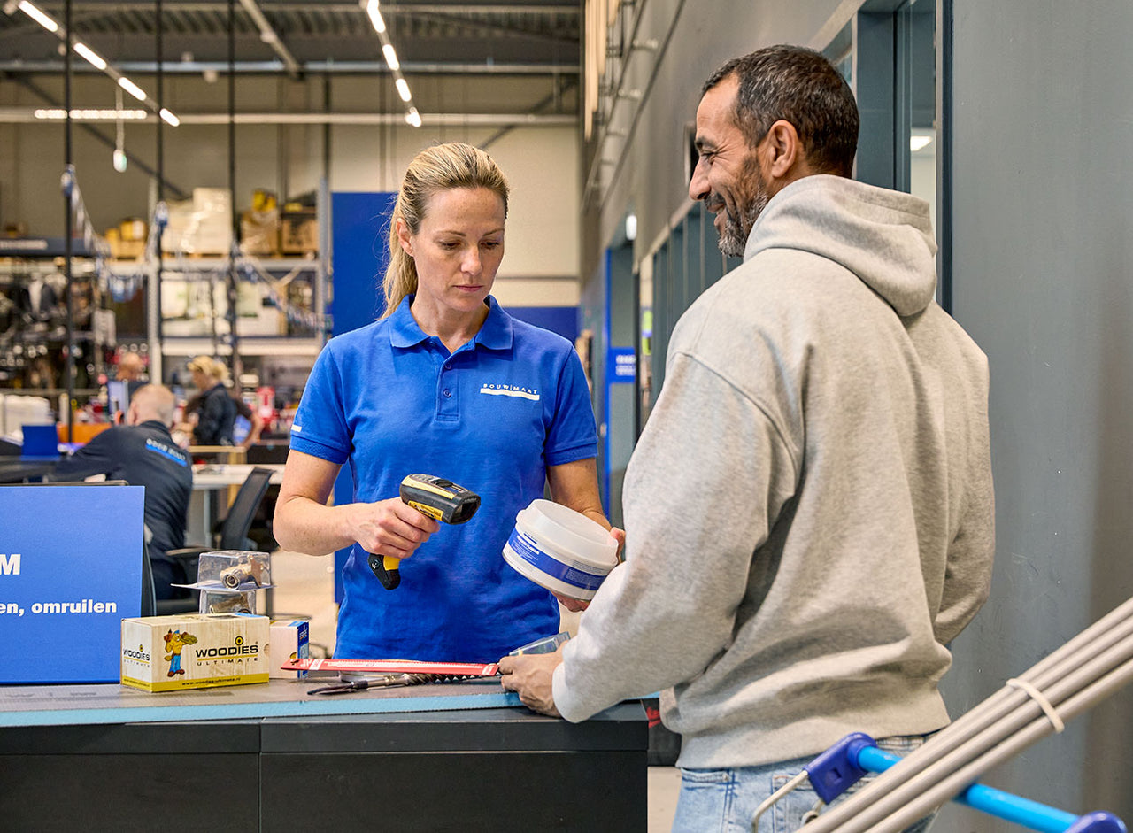 medewerker scant product bij balie voor omruilen
 - service media
