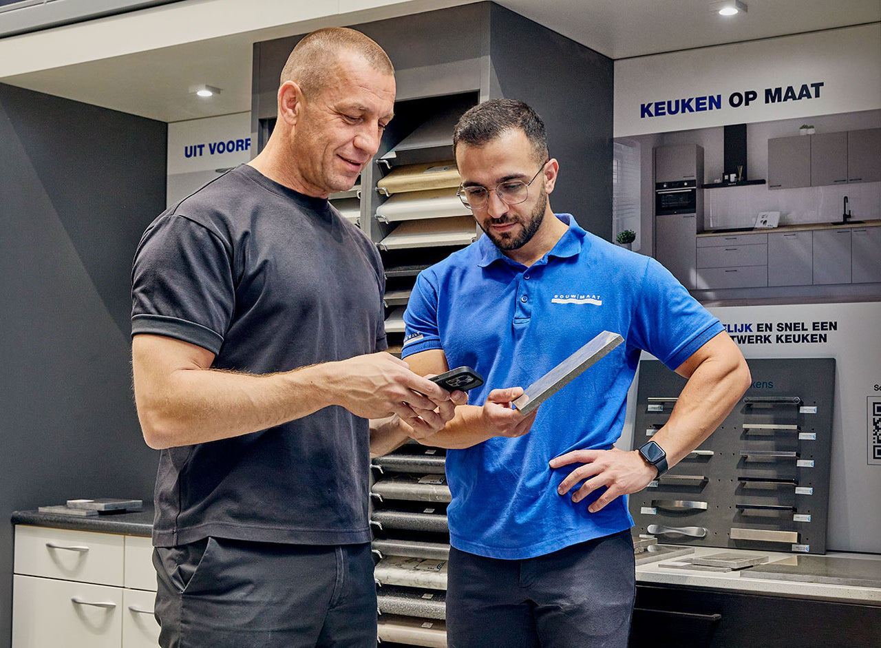 medewerker en vakman bekijken keukenmateriaal en kleur in showroom
 - service media