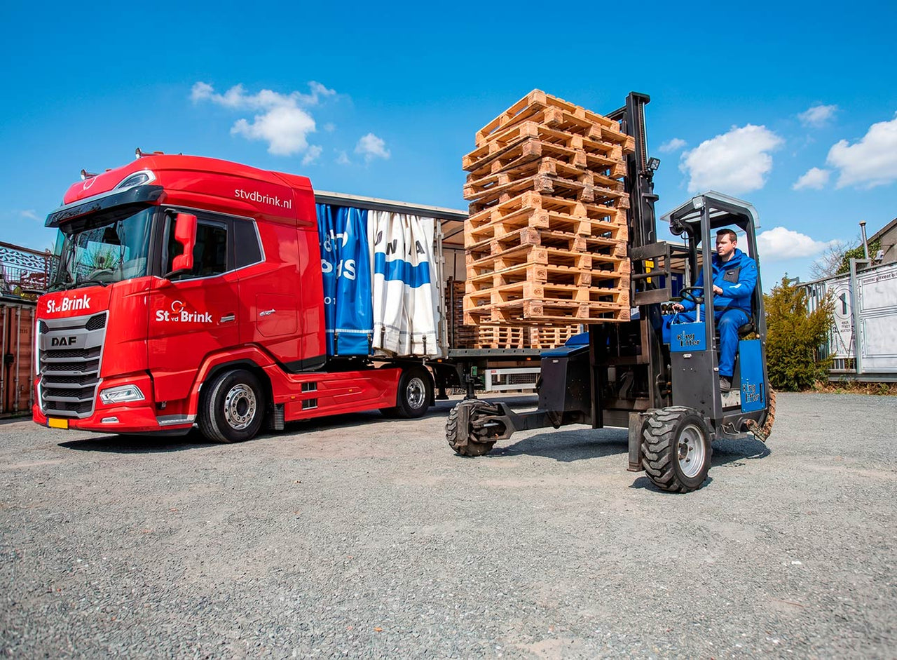 heftruck laadt stapel pallets in vrachtwagen
 - service media