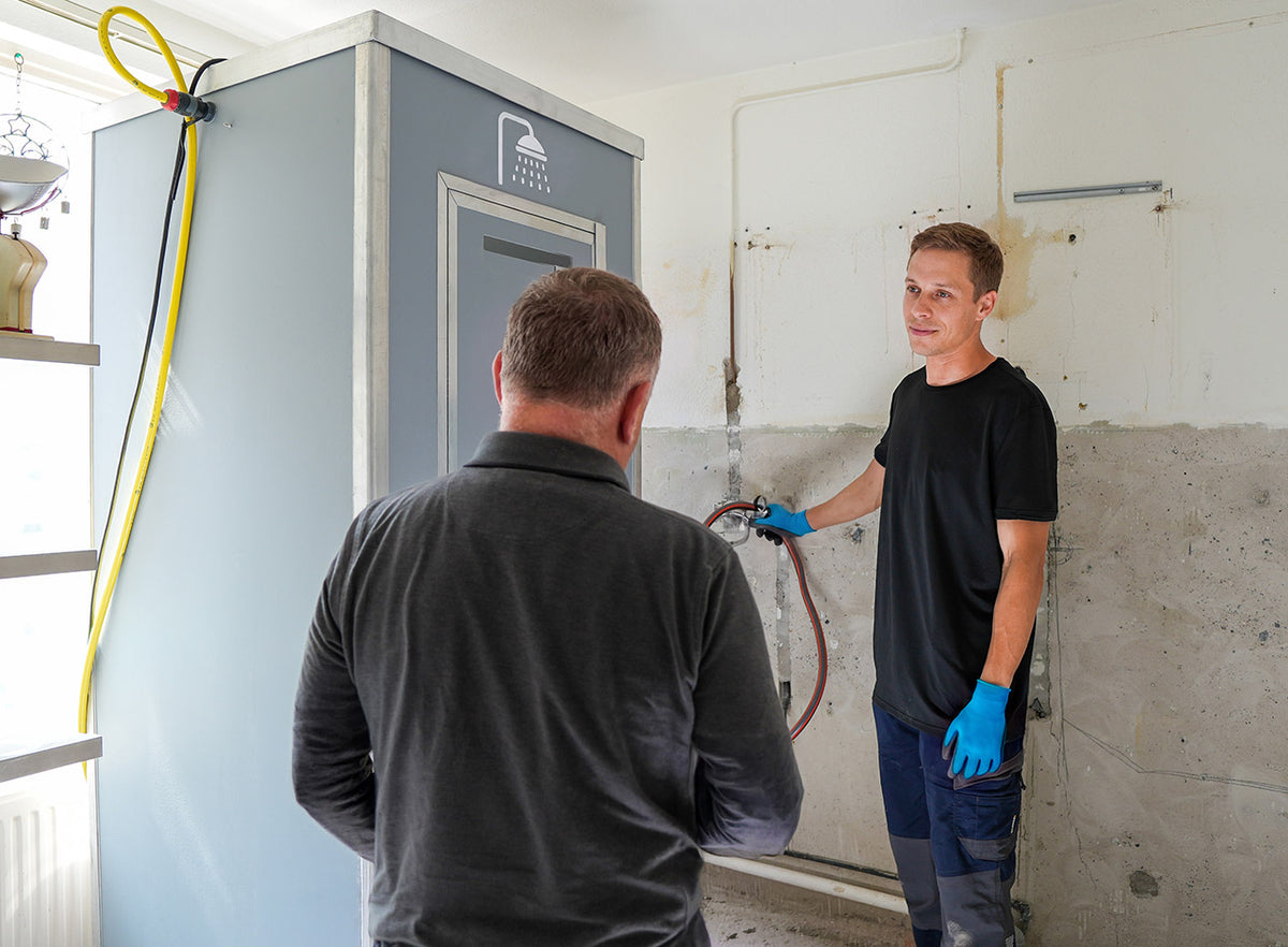 vakman sluit tijdelijke douche aan in renovatieruimte
 - service media