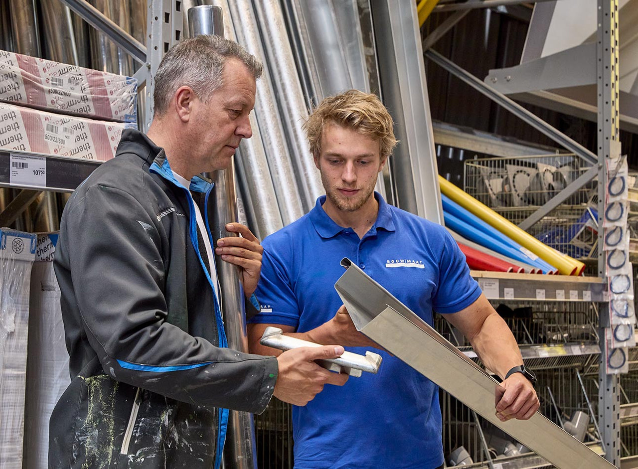 medewerker en vakman bekijken zinken profiel in magazijn
 - service media