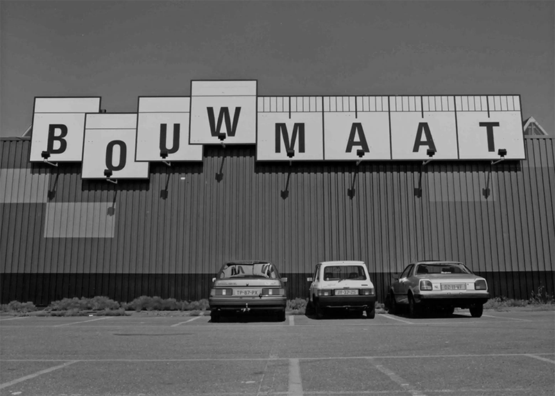 Zwart-wit beeld van een Bouwmaat-vestiging 40 jaar geleden