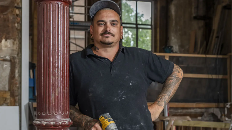 Bouwmaat 40 jaar, samen maken we het verschil - Een klant met een DeWalt boormachine op de werkplaats