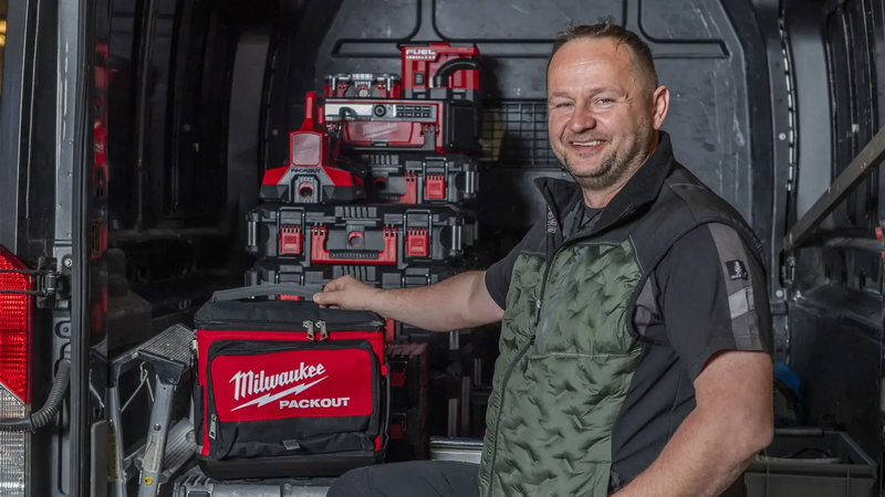 40 jaar bouwen aan vertrouwen - een klant met Milwaukee Packout voor zijn werkbus