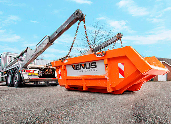 Afvalcontainer wordt geplaatst voor het afvoeren van bouw- en sloopafval tijdens een badkamerverbouwing - card 2