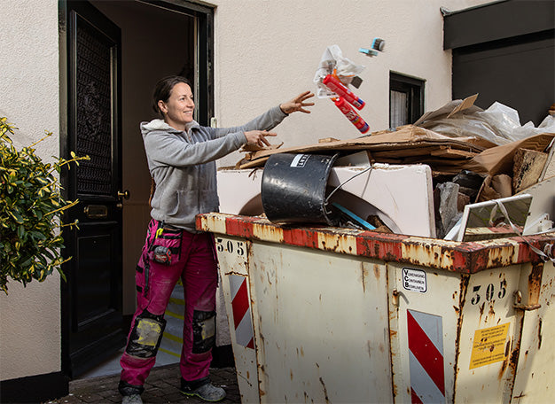 Bouwafval wordt in een afvalcontainer gegooid tijdens de renovatie van een badkamer - media 2