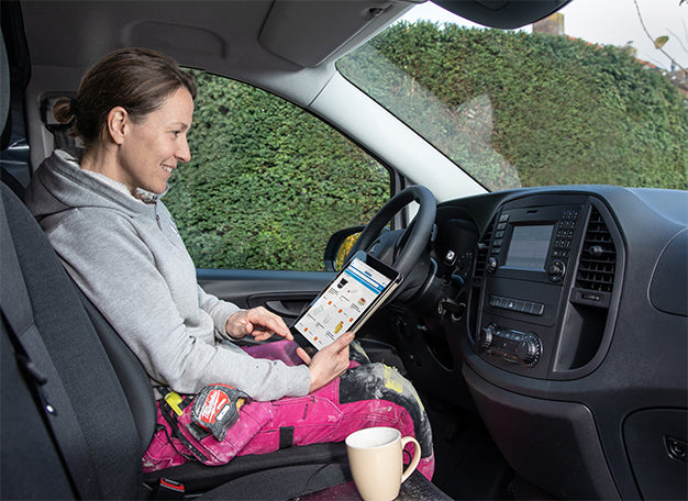 Vakvrouw bekijkt een badkamerproducten op een tablet als voorbereiding op een badkamerverbouwing - media 6