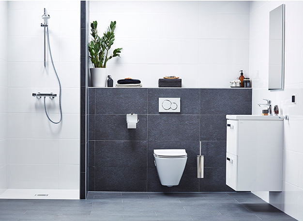 Modern afgewerkte badkamer met hangtoilet, wastafel en inloopdouche - media 4