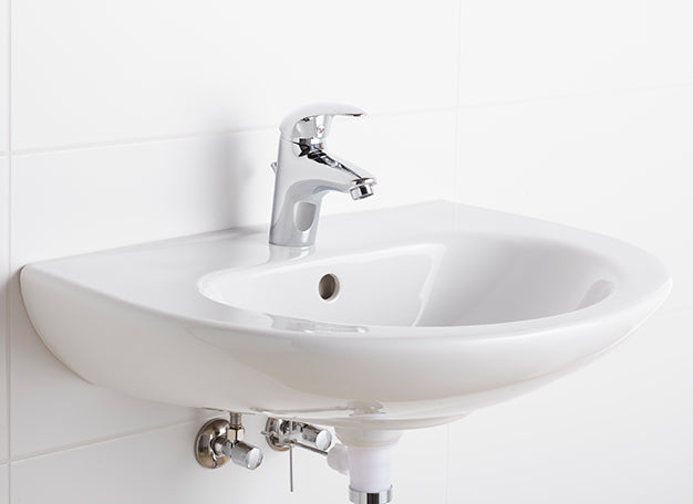 Witte wastafel met verchroomde badkamerkraan als voorbeeld voor het kiezen van een badkamerkraan - media 1