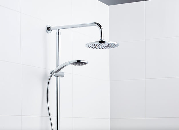 Regendouche met waterbesparende douchekop in een moderne badkamer - media 2