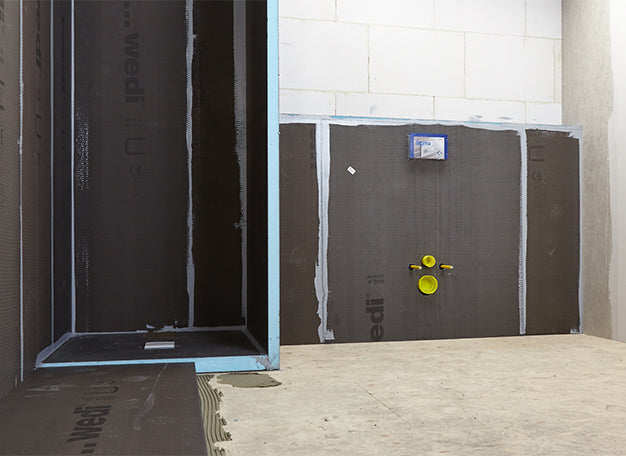 Afgewerkte toiletombouw met Wedi bouwplaten rondom een inbouwreservoir - media 4