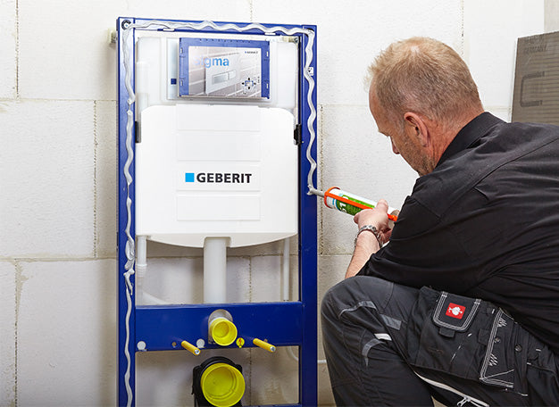 Vakman verlijmt Wedi bouwplaten rondom een inbouwreservoir voor een toiletombouw - media 3