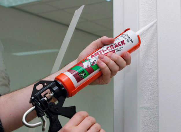 Aanbrengen van acrylaatkit in naden langs een kozijn voor een strakke en duurzame afwerking - media 3