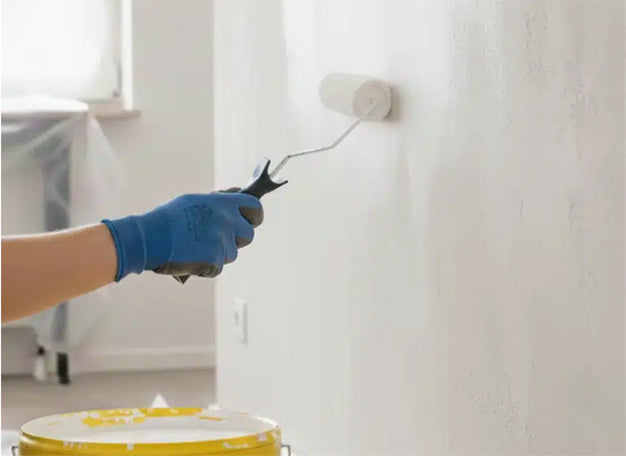 Aanbrengen van primer op een binnenmuur voor betere hechting van muurverf - media 2