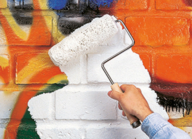 Muur met graffiti wordt behandeld met primer om de ondergrond geschikt te maken voor schilderen - media 3