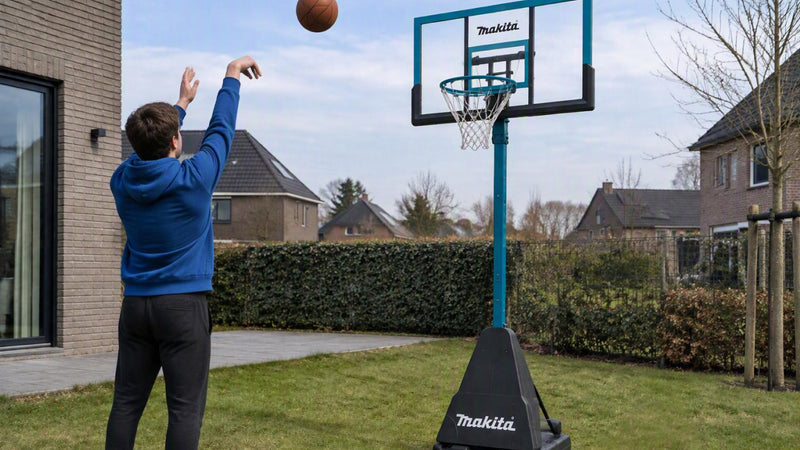 Makita winactie basketbal naar basketbalpaal gegooid.