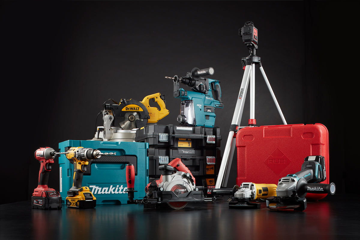 Collagebeeld met diverse soorten elektrisch gereedschap van diverse merken